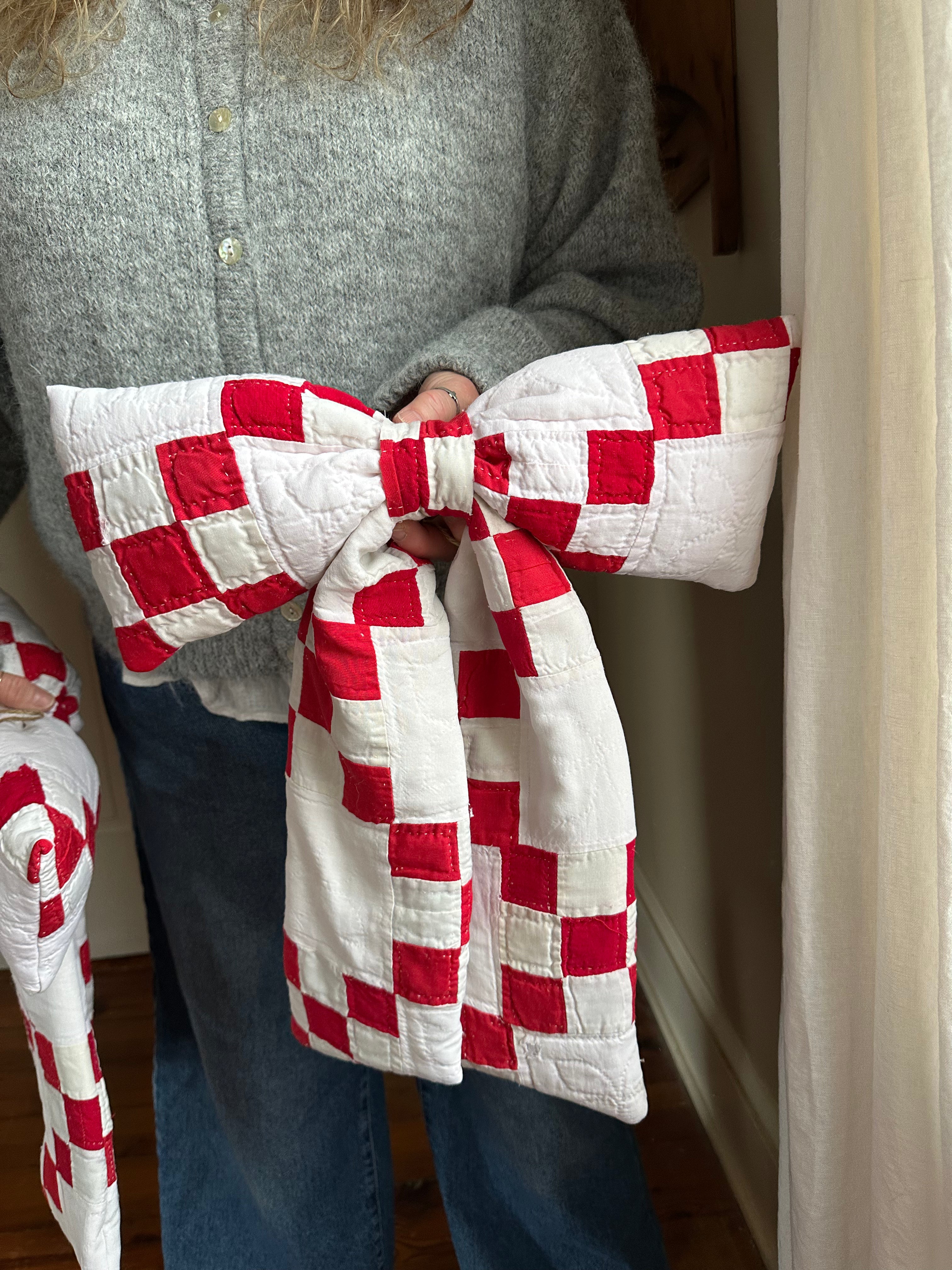 Red & White Nine Patch Quilt Bow (02)
