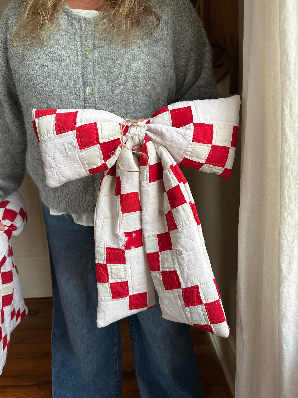 Red & White Nine Patch Quilt Bow (02)