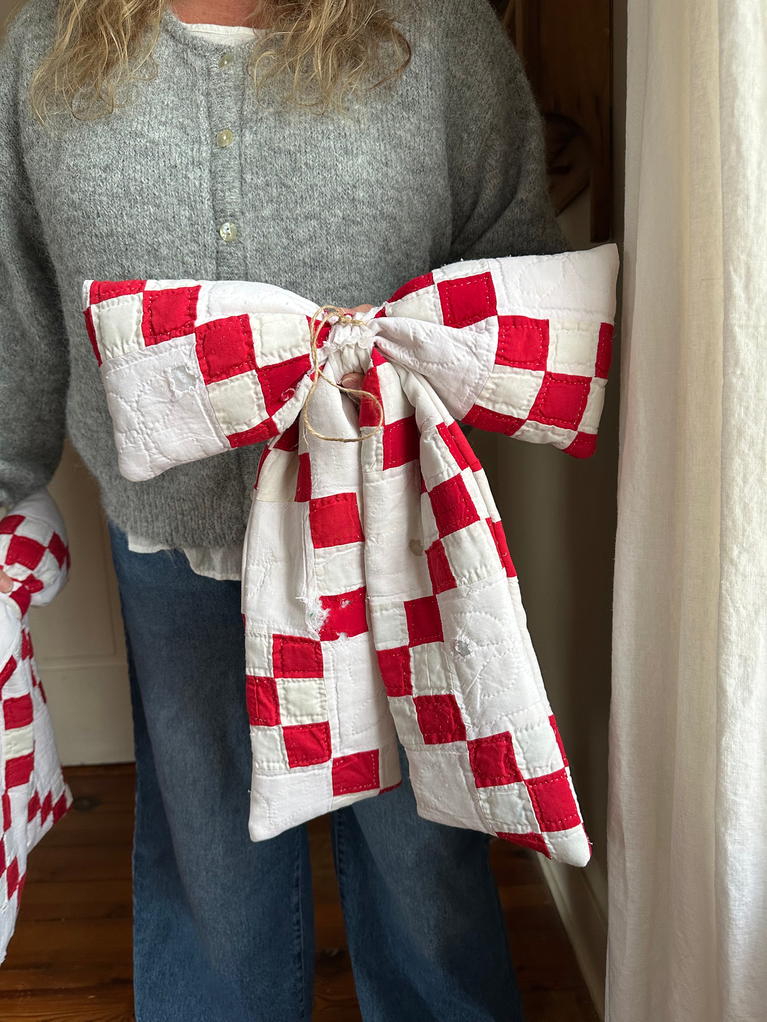 Red & White Nine Patch Quilt Bow (02)